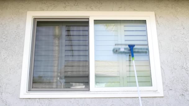 Window Washer Uses Sponge Squeegee Pole Wash Exterior Windows Home — Vídeos de Stock