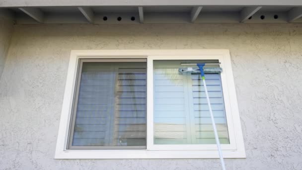 Window Washer Uses Sponge Squeegee Pole Wash Exterior Windows Home — Vídeos de Stock