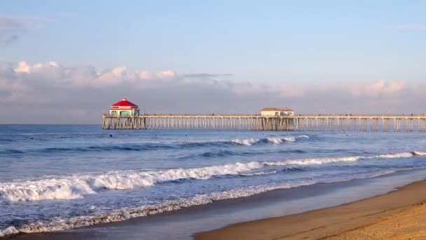 Famous Landmark Huntington Beach Pier Early Morning Shows Beautiful Surf — Video