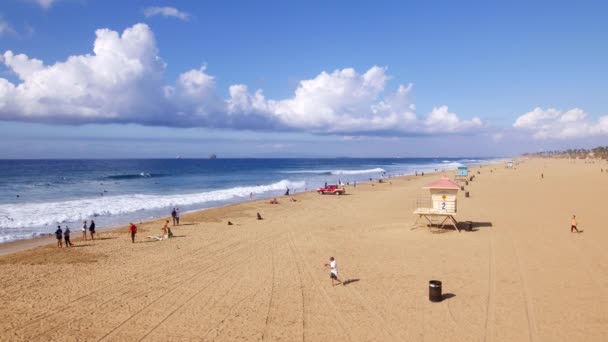Huntington Beach Coastal Shoreline Shot Pier Shows Tourists Surfers Walking — Video