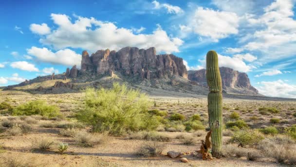 Dramatische Tijd Verstrijken Van Wolken Passeren Bijgeloof Bergen Arizona Woestijn — Stockvideo