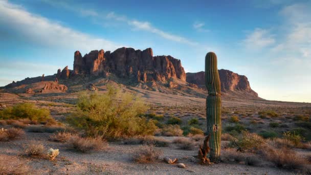 亚利桑那州沙漠中经过迷信山脉的云彩的戏剧性的时间流逝 — 图库视频影像