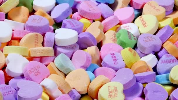 Obracająca Się Miska Słodkich Serc Valentine Cukierków Różnych Pastelowych Kolorach — Wideo stockowe
