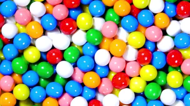 Obracająca Się Miska Cukierków Gumy Kulki Różnych Jasnych Kolorach Użytku — Wideo stockowe