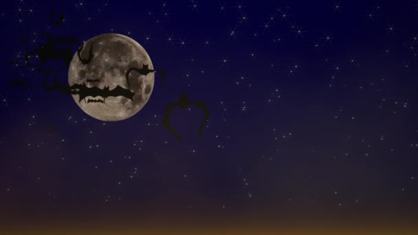 不気味な月と輝く星で覆われた暗い青い空を飛ぶアニメーションコウモリとハロウィーンの設定 コピー ハロウィーンメッセージの配置のデザイン要素として使用できます — ストック動画