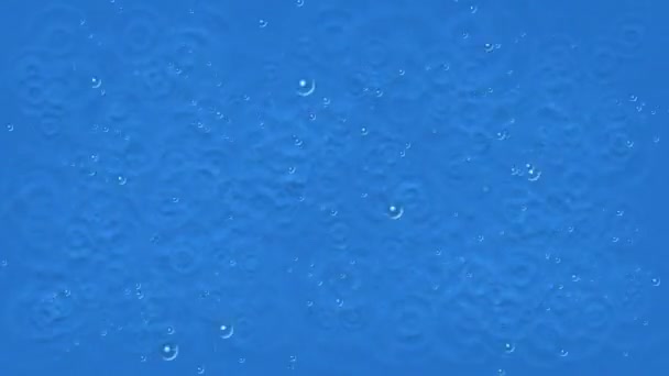 Gökyüzünden Düşen Yağmur Damlaları Suya Düşer Yüzeyde Dalgalanmalar Yaratır — Stok video