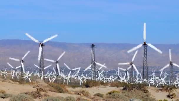 Alternatieve Energie Windmolens Lange Propellers Draaien Snel Als Wind Houdt — Stockvideo