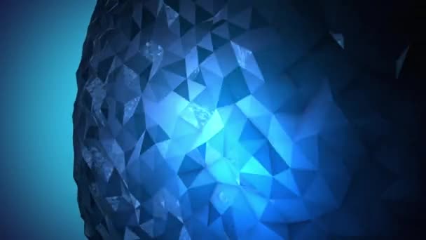 スポットライトで強調された反射ランダムピースで作られた回転輝くブルークリスタルオーブ — ストック動画