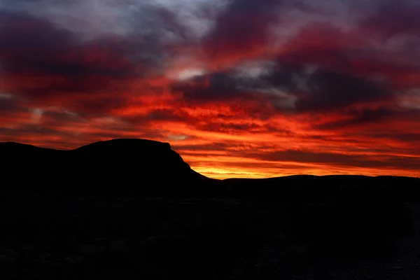 ラスベガスのすぐ外のネバダ州のレッドロックキャニオンの山頂を見下ろす活気のある日差しネバダ州 — ストック写真