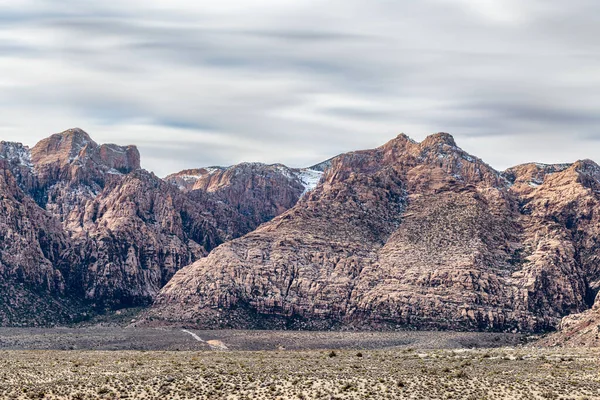 Een Lange Blootstelling Van Red Rock Mountains Toont Beweging Van — Stockfoto