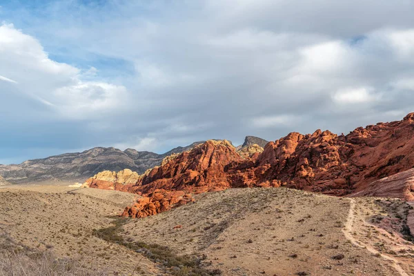 Μια Όμορφη Άνυδρη Τραχιά Και Ορεινή Σκηνή Στην Έρημο Red — Φωτογραφία Αρχείου