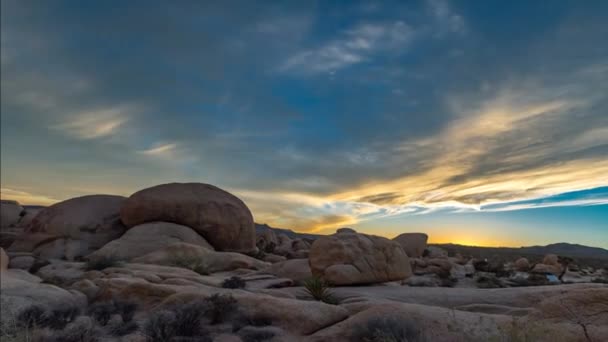 Solnedgång Över Stenig Terräng Kaliforniens Joshua Tree National Park — Stockvideo