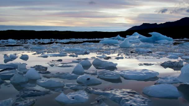 Surreal Video Calm Ice Bay Iceland Icebergs Floating Calmly Sunset — Stock Video
