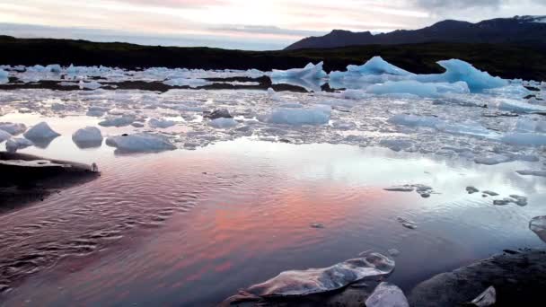 Сюрреалістичне Відео Спокійної Крижаної Бухти Ісландії Айсбергами Мирно Плавають Під — стокове відео