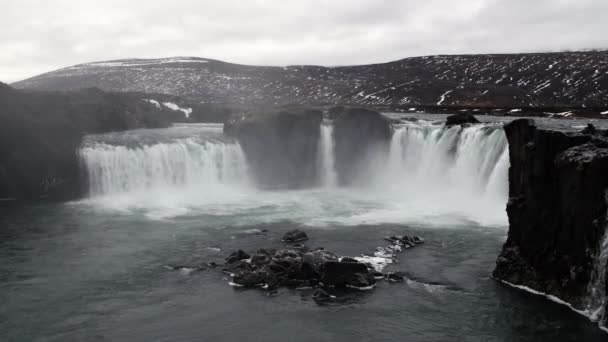 Водопад Годафосс Исландии Дождливое Пасмурное Утро Показывает Туманные Жуткие Пейзажи — стоковое видео