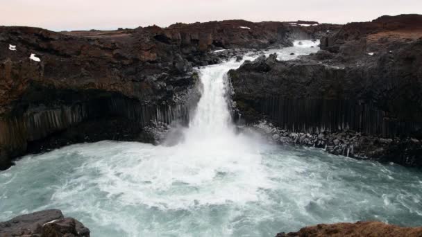 Aldeyjarfoss Vízesés Izlandon Egy Esős Felhős Reggelen Mutatja Ködös Hátborzongató — Stock videók