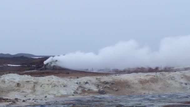Vapor Natural Subindo Aberturas Vulcânicas Terra Hverir Islândia Perto Lago — Vídeo de Stock