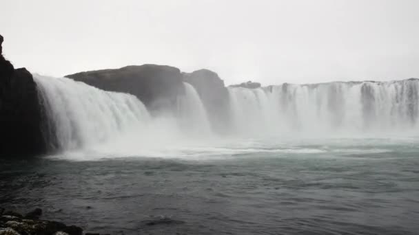 Godafoss Vízesés Izlandon Egy Esős Borús Reggelen Mutatja Ködös Hátborzongató — Stock videók