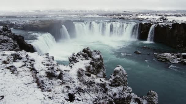Godafoss Vízesés Izlandon Egy Havas Borús Reggelen Mutatja Ködös Hátborzongató — Stock videók