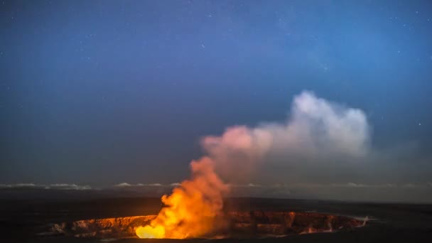 ハワイのキラウエア火山のカルデラで輝く溶岩湖を捉え 空に漂う危険から光を浴びる — ストック動画