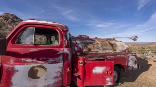 Czas Ruchu Upływ Czasu Starej Czerwonej Ciężarówki Oprawionej Pochmurne Szybko — Wideo stockowe