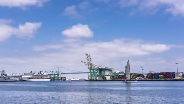 カリフォルニア州ロングビーチの港を横断するタグボートモーターで貨物船を護衛するためのルート — ストック動画