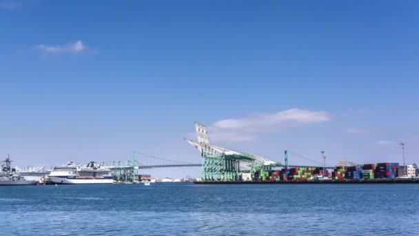 Pétrolier Vide Est Navigué Hors Port Long Beach Par Deux — Video