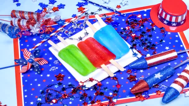 Trzy Popsicles Talerzu Biały Topnienia Przeciwko Kolorowe Amerykański Patriotyczne Tło — Wideo stockowe