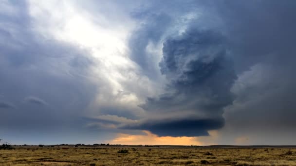 Großer Mächtiger Tornado Superzellensturm Der Sich Während Des Sonnenuntergangs Über — Stockvideo