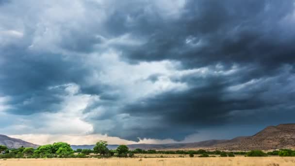 Grandes Poderosas Nuvens Trovão Movendo Rapidamente Pelo Beco Tornado Sobre — Vídeo de Stock