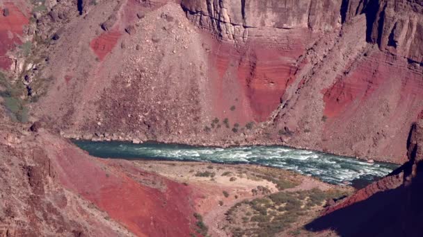 科罗拉多河在一个晴朗的日子里 快速地穿行在大峡谷中 — 图库视频影像