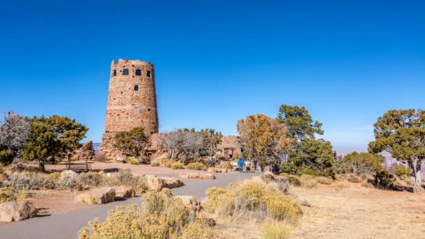 Time Lapse Turistas Que Caminham Para Torre Vigia Vista Deserto — Vídeo de Stock