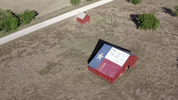 Drohnenaufnahmen Einer Verlassenen Alten Scheune Mit Dem Auf Dem Dach — Stockvideo