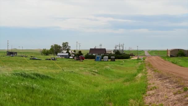 大草原上的中西部大风刮过围绕着农场的高草 夏天的风暴增强了农场的能量 — 图库视频影像