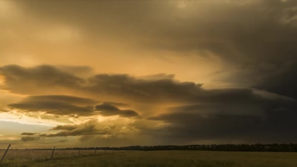 龙卷风前的一个巨大的中尺度气旋天气超级电池的时间差全景 在强烈地试图形成龙卷风的同时 掠过了大平原的一片青草 — 图库视频影像
