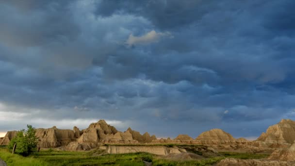 サウスダコタ州のバッドランズ国立公園の山の上の活発な雷嵐は空を照らします — ストック動画