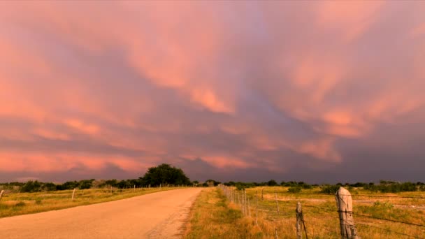 Panoráma Rózsaszín Felhők Villámlás Naplementekor Ahogy Áthaladnak Egy Ország Földút — Stock videók