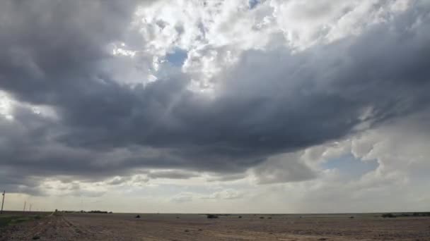 夕阳西下的风暴云经过大平原时的全景 — 图库视频影像