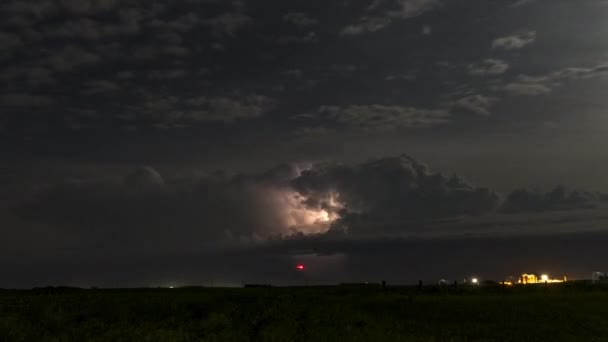 巨大的雷暴在大平原上空的时间流逝提供了一个戏剧性的夜间灯光表演 凸显了巨大的中尺度气旋结构 — 图库视频影像