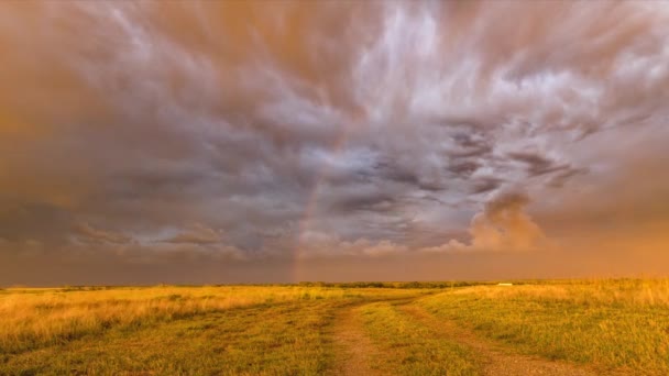 大平原偏远地区一场暴雨形成彩虹的沙尘暴的时间流逝 — 图库视频影像