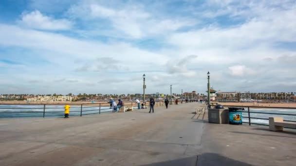 Toeristen Massaal Huntington Beach Pier Tijdens Een Mooie Zomerdag Het — Stockvideo