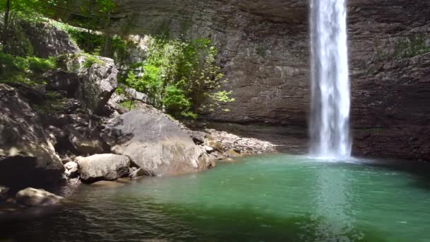 カンバーランド郡の美しいオゾンの滝テネシー州は プールを供給するクールなカスケード滝と美しいスイミングホールです — ストック動画