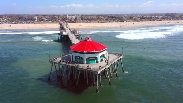 Images Aériennes Jetée Huntington Beach Montrant Toit Rouge Contrasté Avec — Video