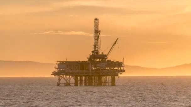 Offshore Oljeplattform Utanför Kaliforniens Kust Ramar Mot Orange Himmel Full — Stockvideo