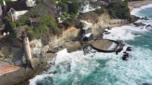 Aerial View Manmade Pool Build Rugged Turbulent Shoreline Laguna Beach — стокове відео