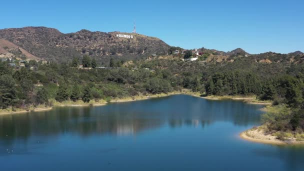 Hollywood Gölü Nün Doğal Yeşilliklerle Kaplı Dik Tepeleriyle Çevrili Panorama — Stok video