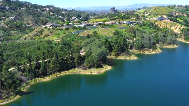 Panorama Lake Hollywood Reservoir Omgiven Branta Kullar Täckt Naturliga Lövverk — Stockvideo