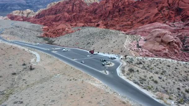 Drone Pasa Sobre Estacionamiento Con Vistas Red Rock Canyon Las — Vídeos de Stock