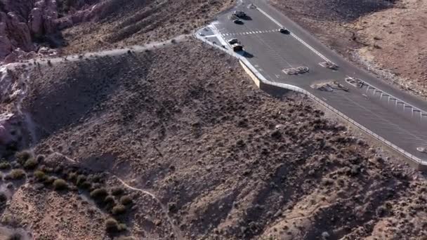Drone Passerar Över Parkeringsplats Med Utsikt Över Red Rock Canyon — Stockvideo