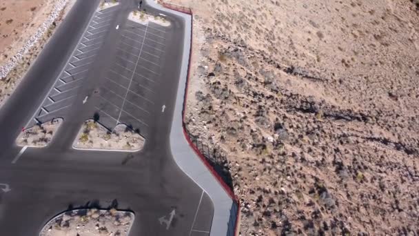 Drone Pasa Sobre Estacionamiento Con Vistas Red Rock Canyon Las — Vídeos de Stock